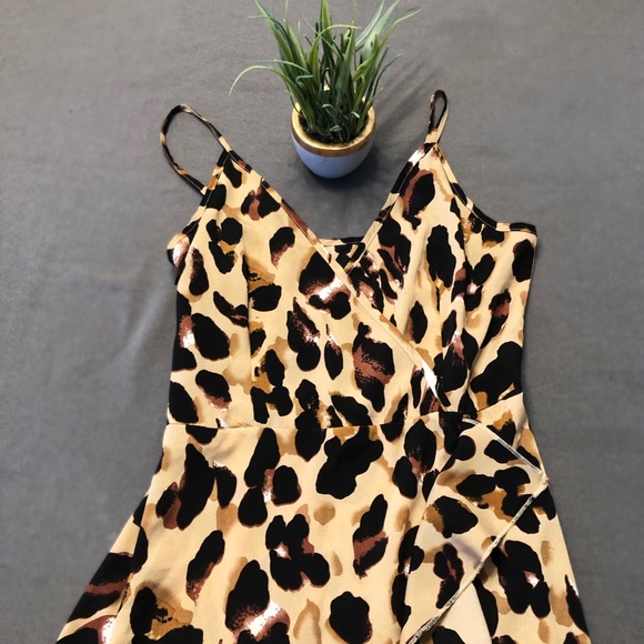 Dresses & Skirts - Leopard wrap dress
